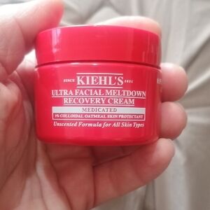 Kiehl's Ultra Facial Recovery Cream in Bold Red